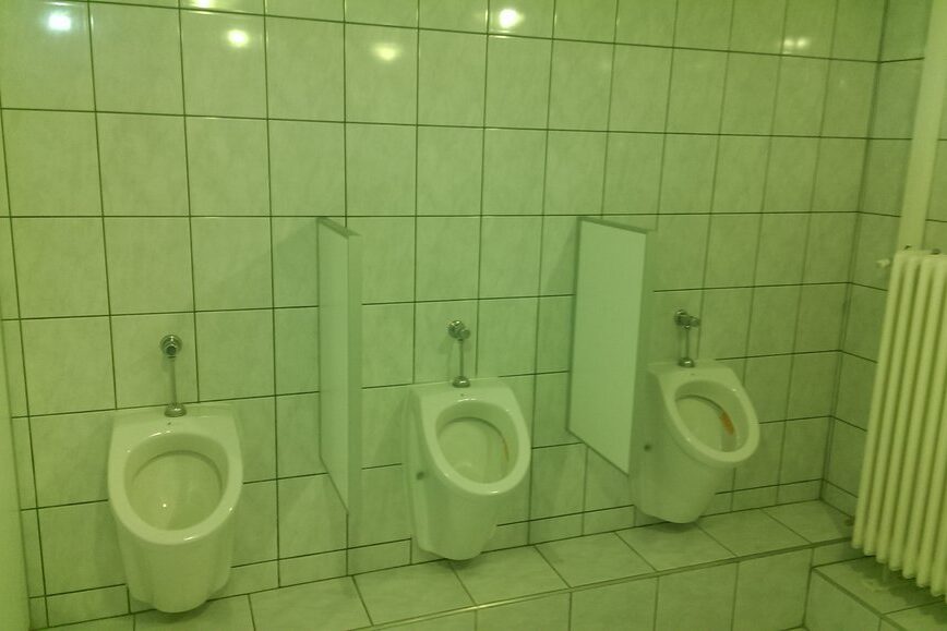 KONZUM WC kialakítása, burkolás, vízszerelés